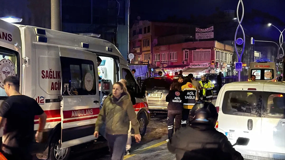 Sakarya Adapazarı'nda Zincirleme Trafik Kazası: 4 Kişi Yaralandı