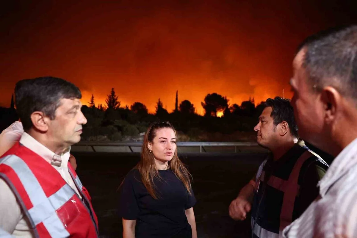 Antalya Aksu'daki Orman Yangınıyla Mücadele Gece Saatlerinde de Devam Ediyor
