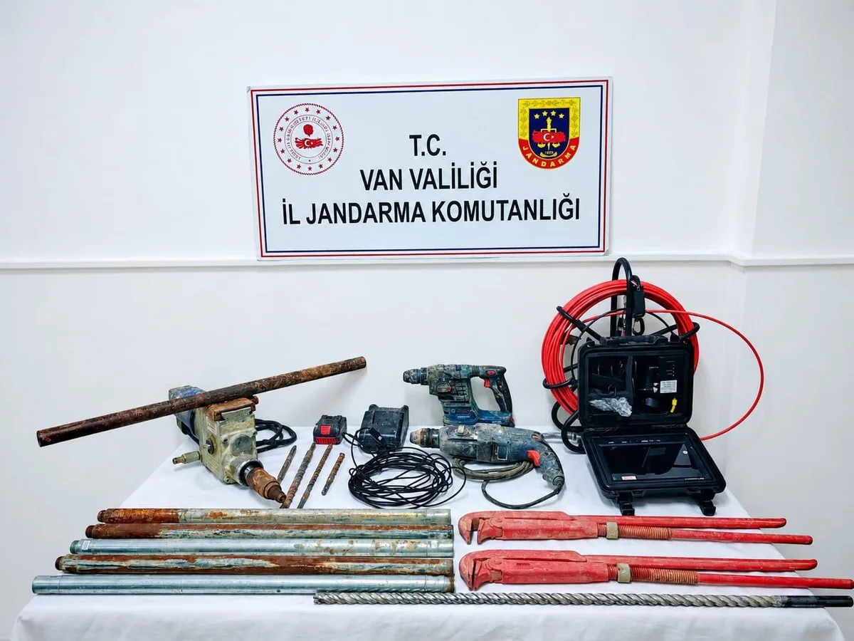 Van Çaldıran'da Sit Alanında Kaçak Kazı Yapan 2 Şüpheli Suçüstü Yakalandı