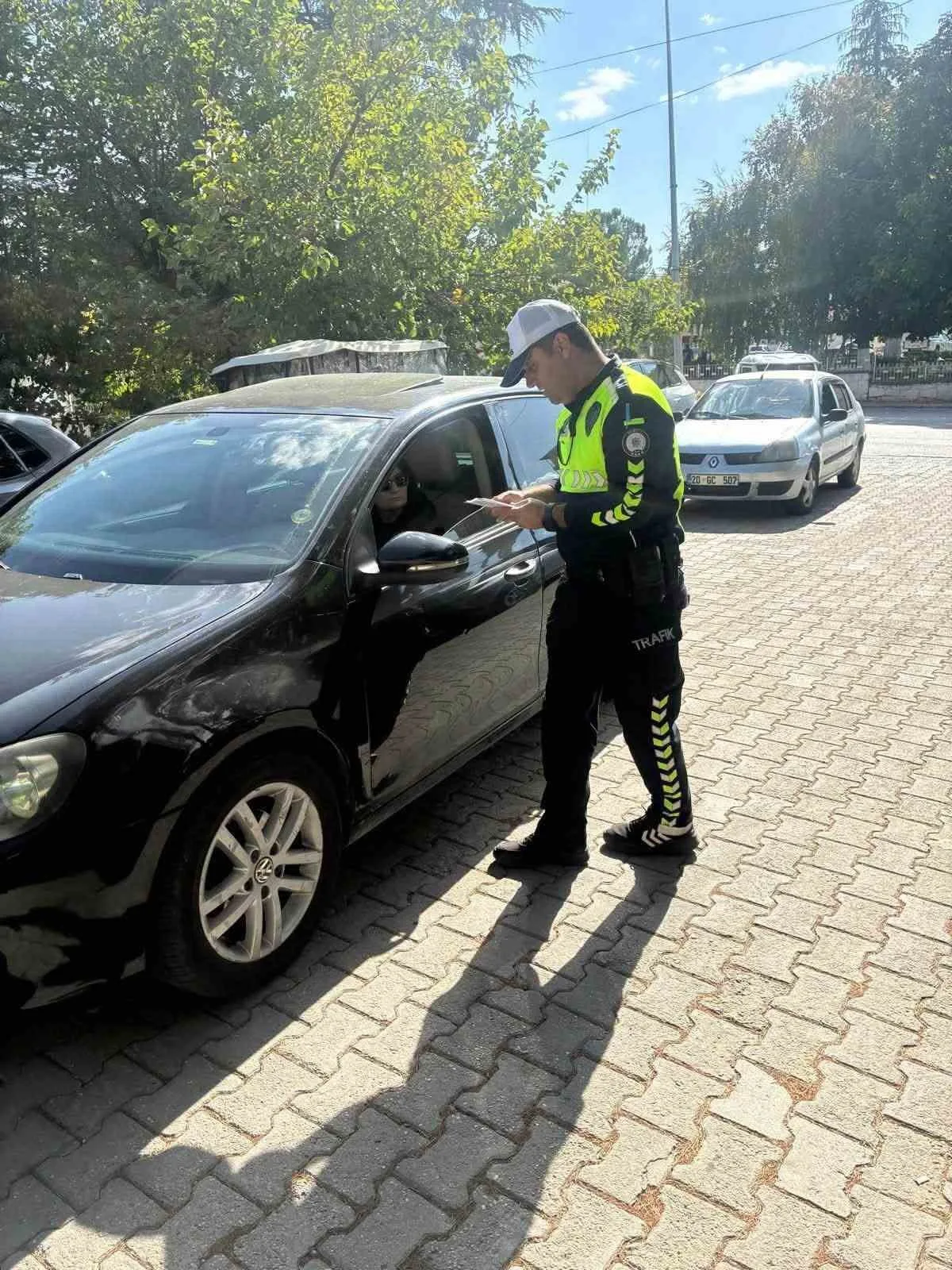 Denizli Çal'da Emniyet Ekiplerinden Trafik Güvenliği ve Dolandırıcılık Konusunda Kapsamlı Bilgilendirme