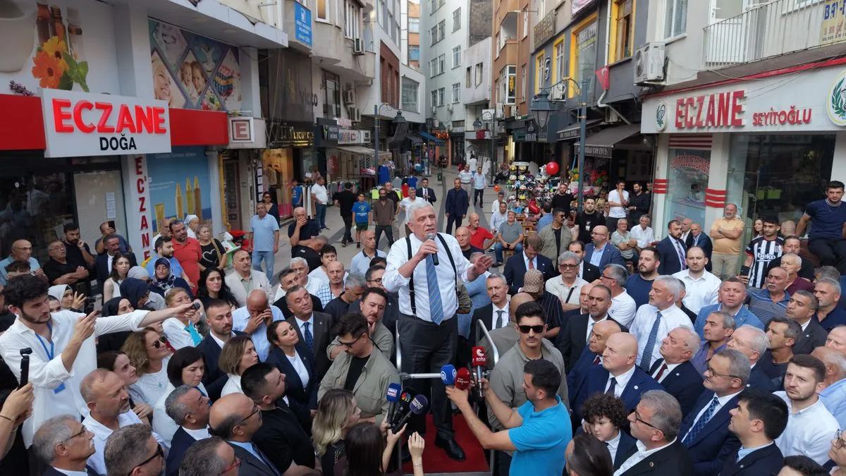 İYİ Parti Genel Başkanı Müsavat Dervişoğlu Memleketi Fatsa'da Esnafla Bir Araya Geldi