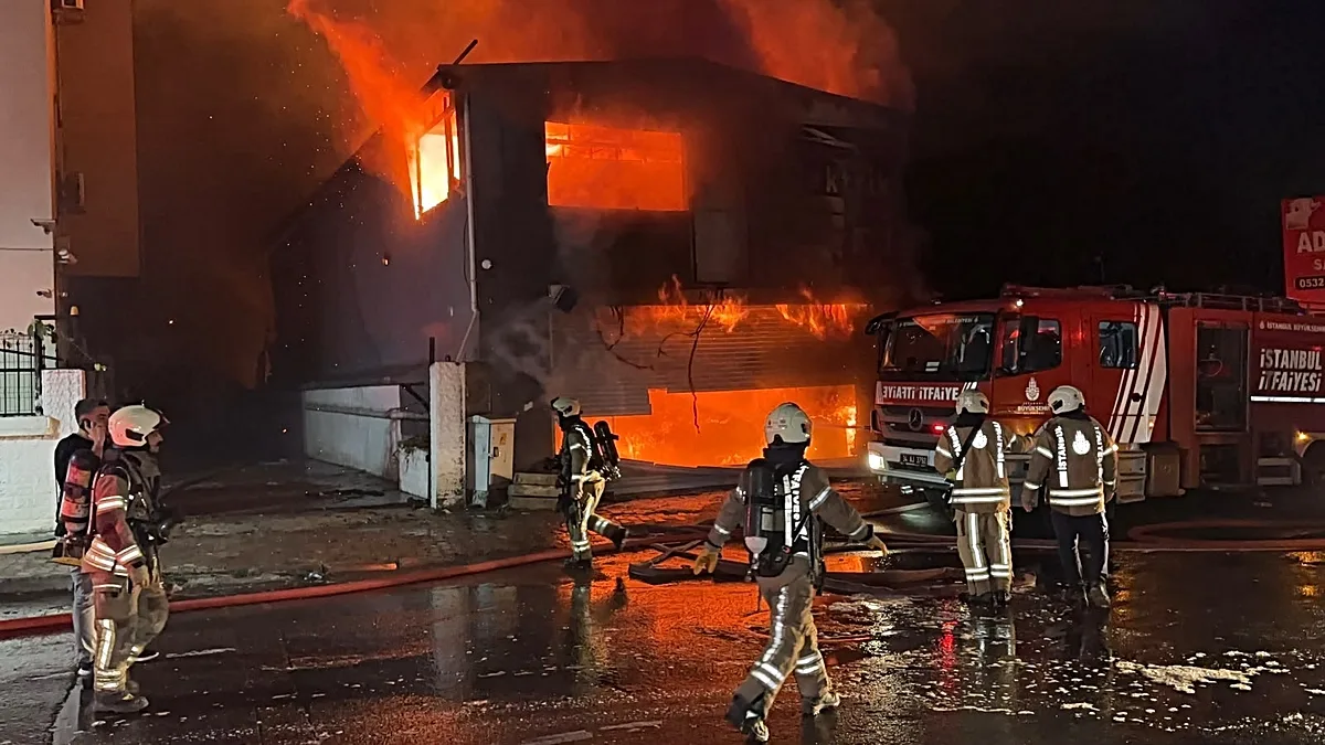 İstanbul Esenyurt'ta İş Yeri Yangını: Ekipler Müdahale Ediyor