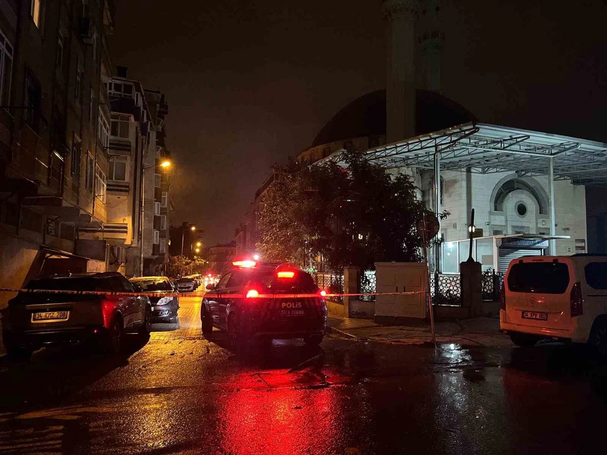 Küçükçekmece'de Şiddetli Yağış ve Rüzgar Minaredeki Kurşun Levhaları Düşürdü