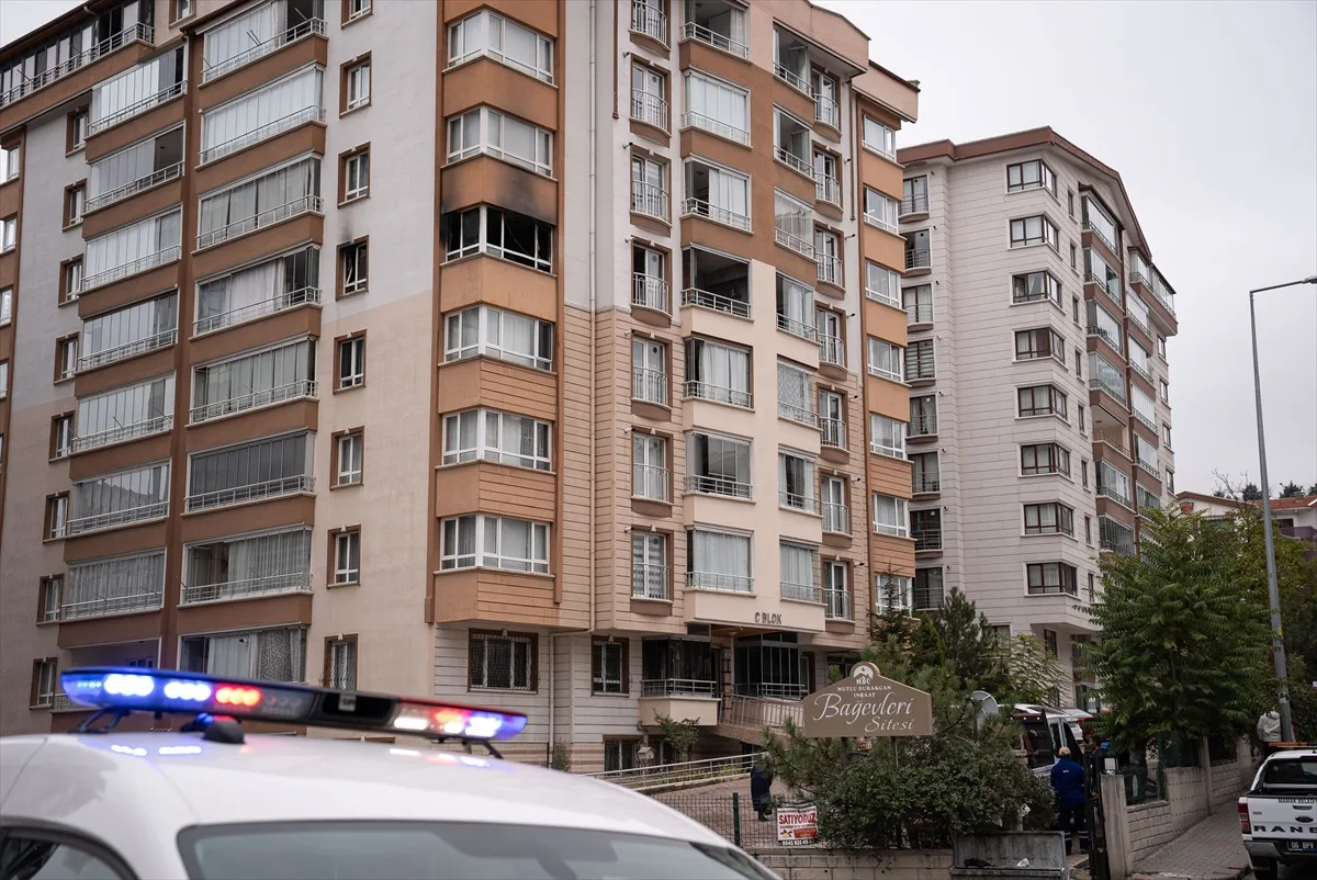 Ankara Mamak'ta Apartman Yangını: Mahsur Kalan Anne ve Oğlu İtfaiye Tarafından Kurtarıldı