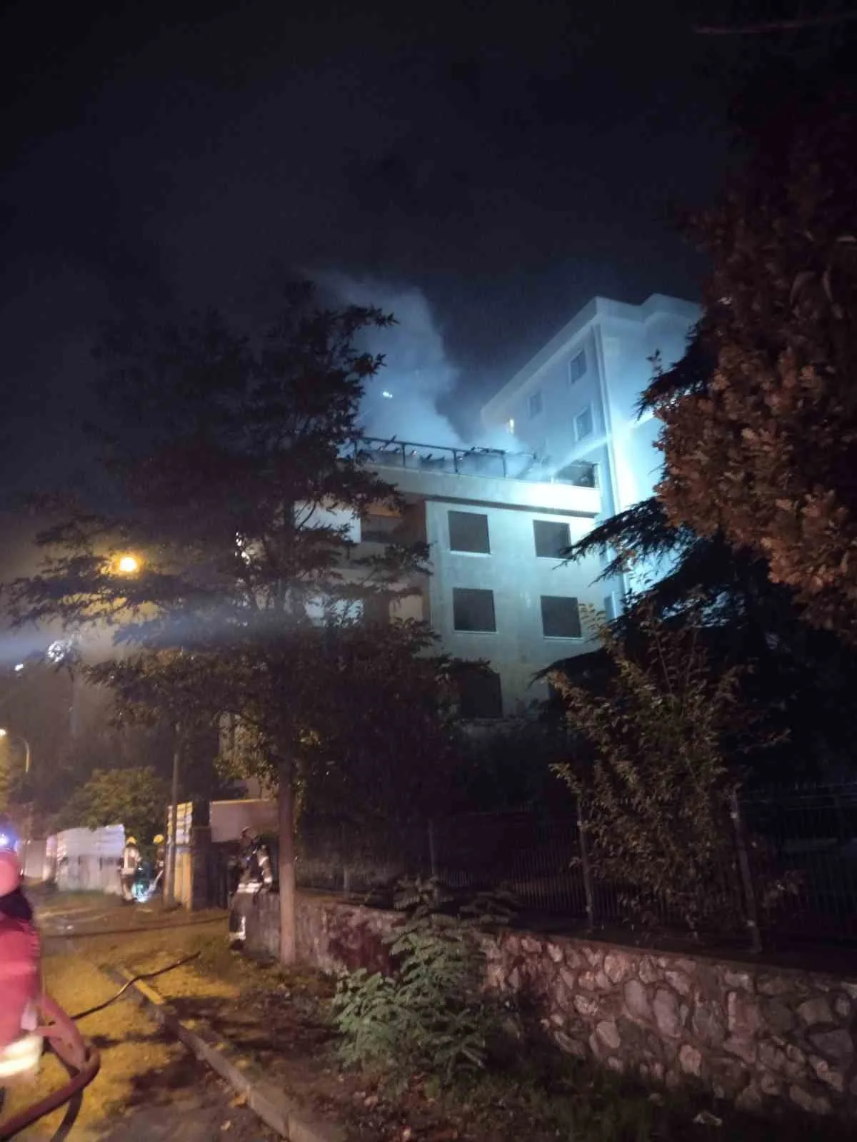 Kartal'da metruk binada korkutan yangın: Ekipler müdahale etti