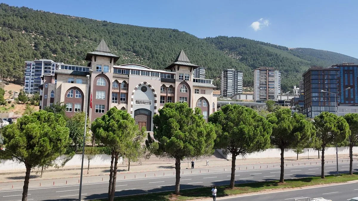 Kahramanmaraş'taki Okul Saldırısı Davasında Ara Karar: Anneye Tahliye, Babaya Devam