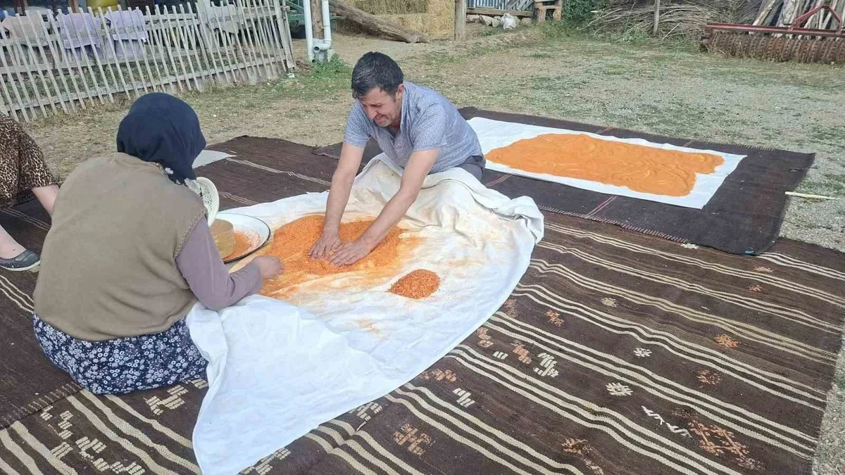 Kütahya Hisarcık'ta Örnek Dayanışma: Eşine Tarhana Yapımında Destek Oldu