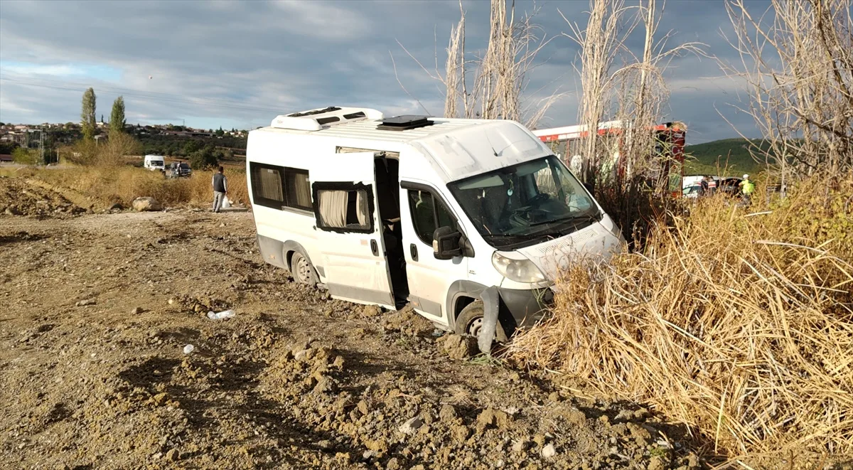 Balıkesir Savaştepe'de İşçi Servisi Kaza Yaptı: 13 Kişi Yaralandı