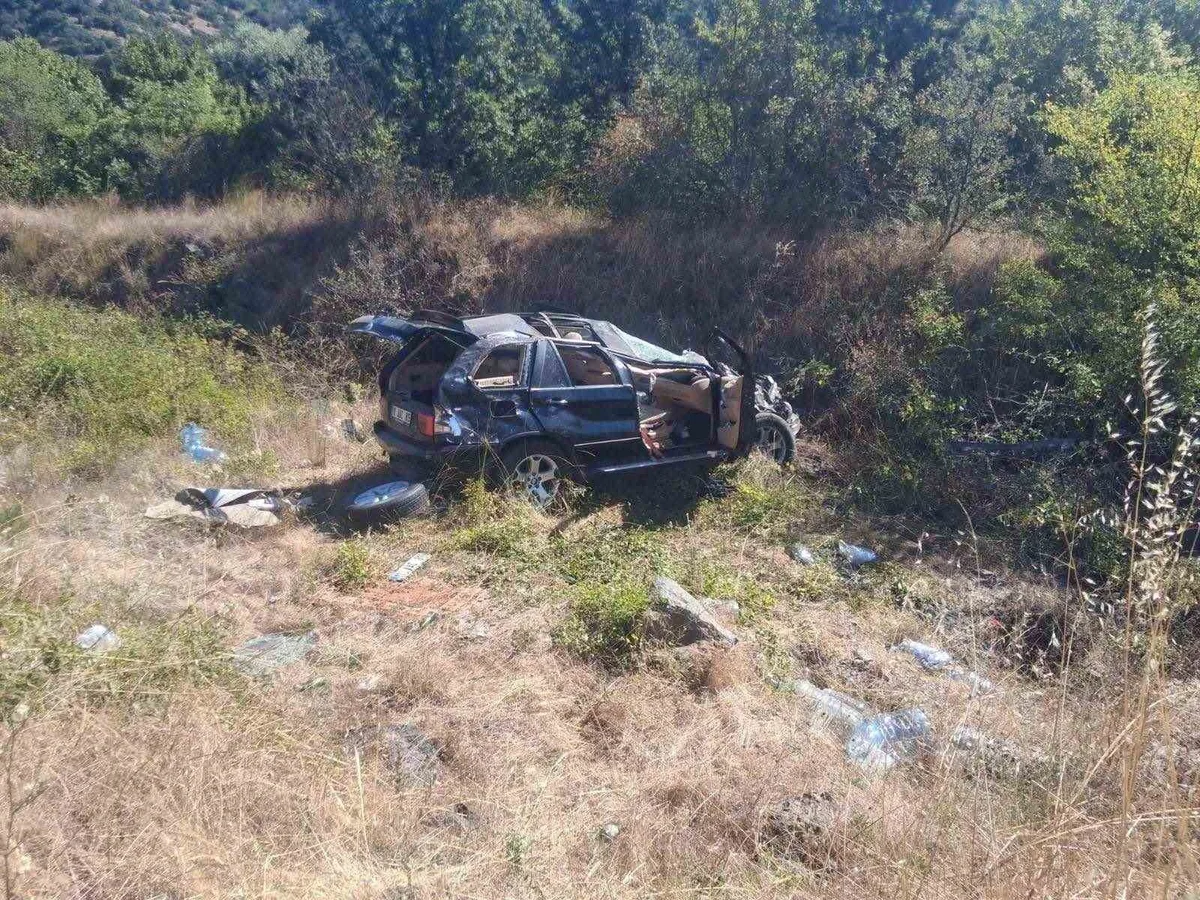 Bilecik'te Trafik Kazası: Refüje Çarpan Otomobildeki 2 Kişi Yaralandı