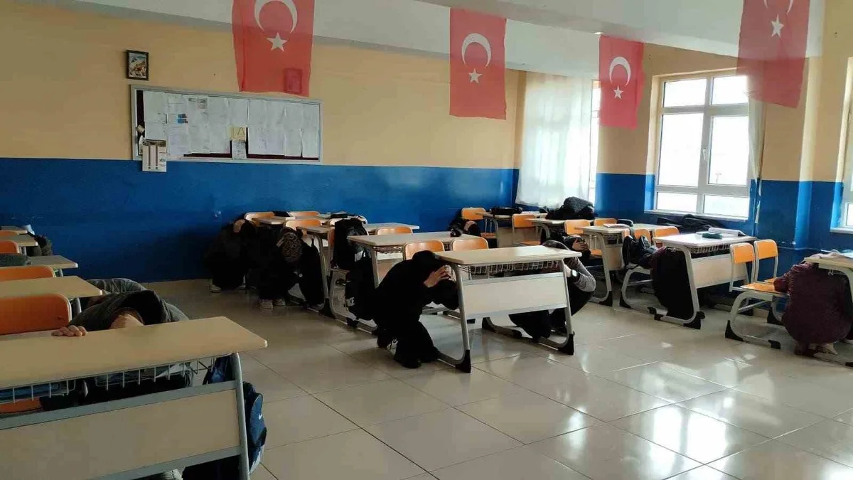 Türkiye Genelinde 81 İlde Eş Zamanlı Deprem Tatbikatı: Sivas'taki Okullarda Afet Bilinci Eğitimi Verildi