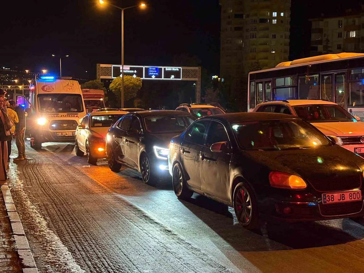 Kayseri'de Zincirleme Trafik Kazası: 3 Otomobil Çarpıştı, 1 Kişi Yaralandı