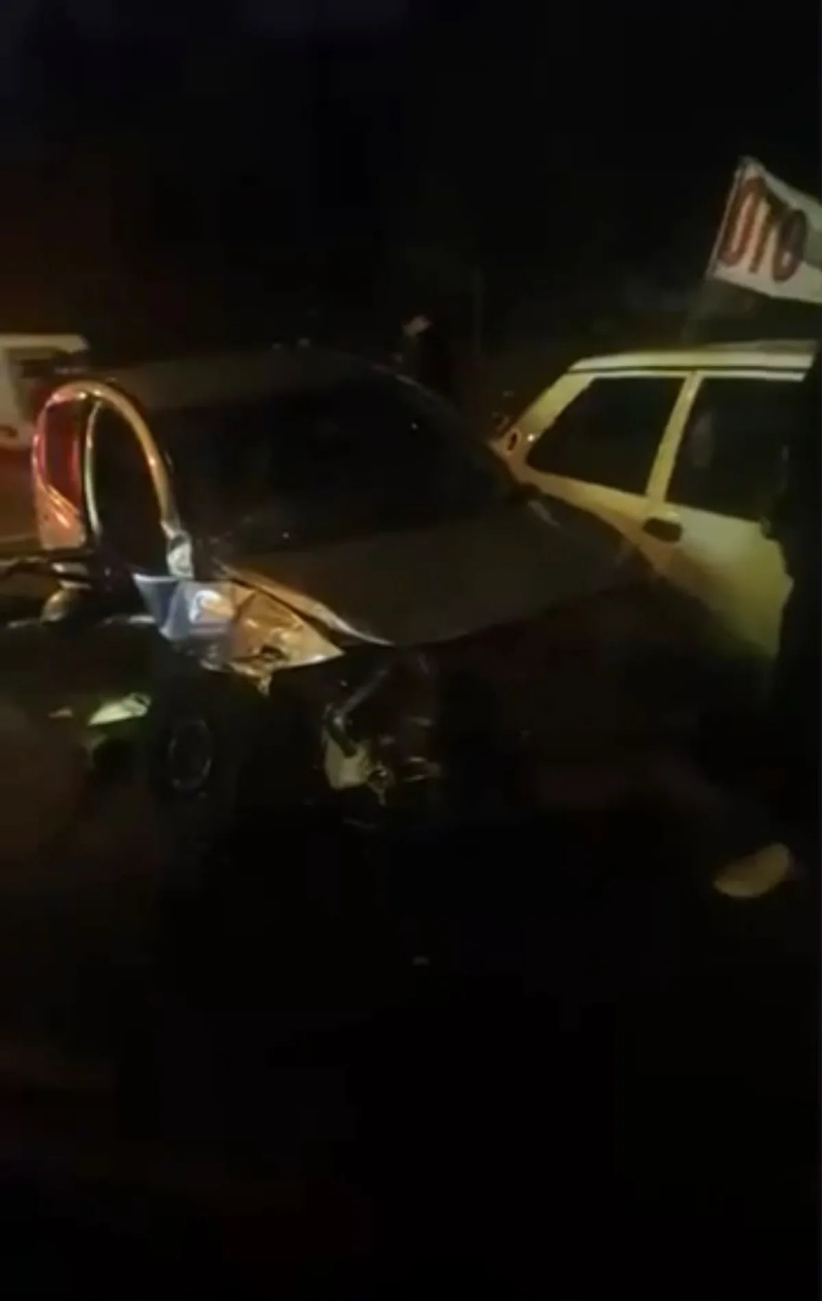 Sarıyer'de Trafik Kazası: Kontrolden Çıkan Otomobil 6 Araca Çarptı, 3 Yaralı Var