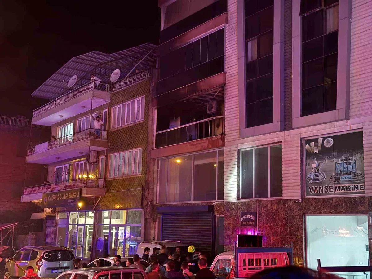 Aydın Efeler'de Gece Yarısı Apartman Yangını: 5 Kişi Dumandan Etkilendi
