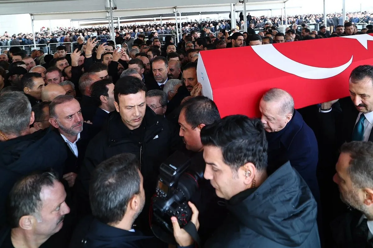 Sancaktepe Belediye Başkanı Alper Yeğin ve Cumhurbaşkanı Erdoğan'ın Cenaze Törenindeki Karesi Siyaset Kulislerini Hareketlendirdi