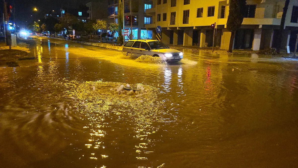 Adıyaman'da Şiddetli Sağanak Yağış: Ev ve İş Yerlerini Su Bastı