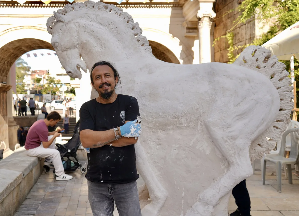 Heykeltıraş Cem Güney Çevikbaş'tan Antalya için 'Likya Atı' projesi