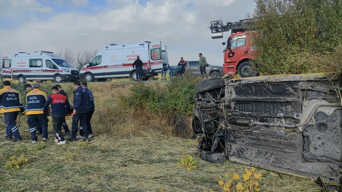 Adıyaman'ın Gölbaşı İlçesinde Otomobil Şarampole Devrildi: 4 Kişi Yaralandı
