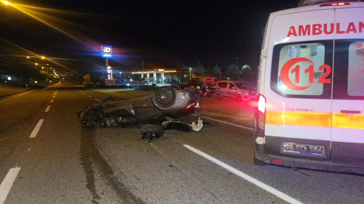 Bursa Orhangazi'de Trafik Kazası: Otomobil ve Kamyonet Çarpıştı, 3 Yaralı