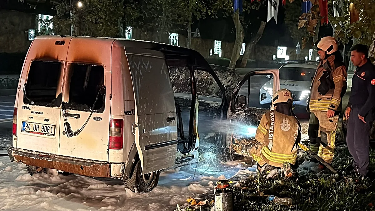 Beşiktaş’ta Seyir Halindeki Hafif Ticari Araçta Yangın Paniği