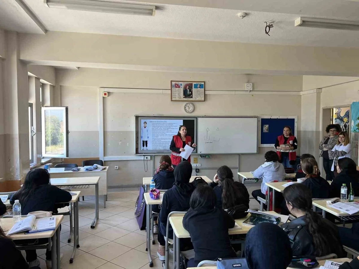 Kızılay Kadın Kolları Düzce'de Öğrencilere Kızılay Haftası'nı ve Dayanışma Kültürünü Anlattı
