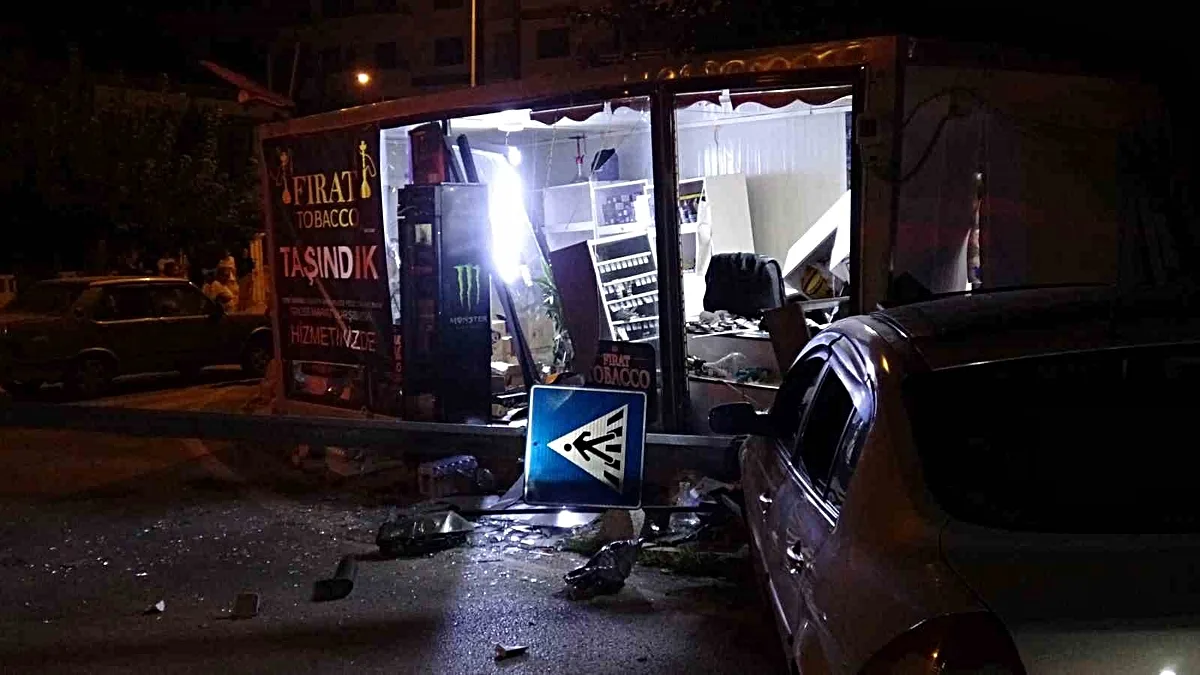 Malatya'da Kontrolden Çıkan Otomobil Konteyner İş Yerlerine Girdi: 1 Yaralı