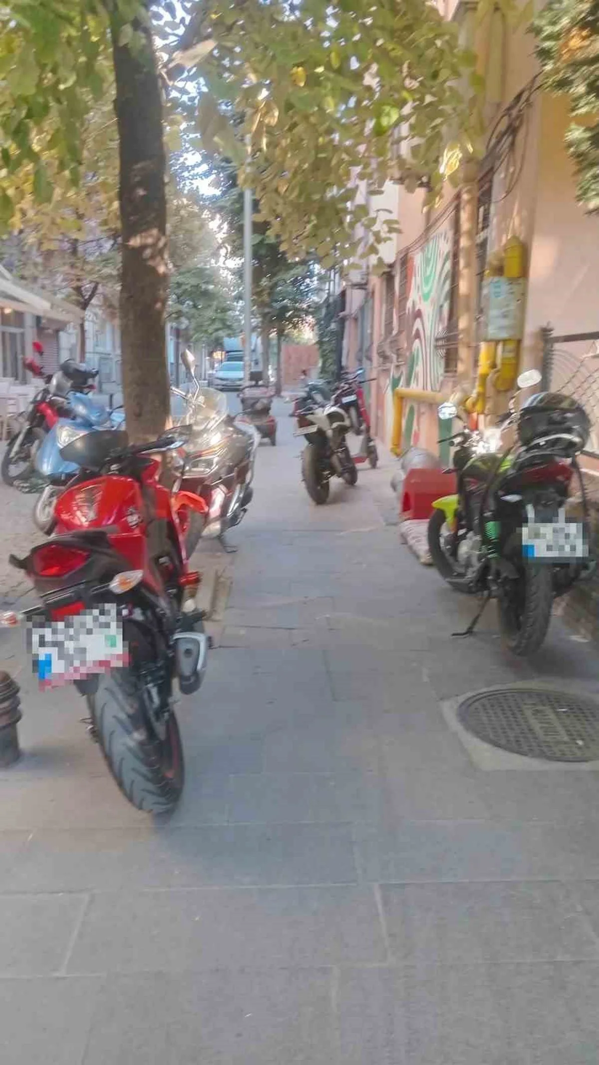 Eskişehir'de Kaldırım İşgali: Motosikletlerin Parkı Yayaları Trafiğe Zorluyor