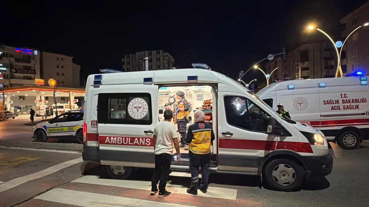 Kocaeli'nin Gebze ilçesinde iki otomobil çarpıştı: 3 kişi yaralandı