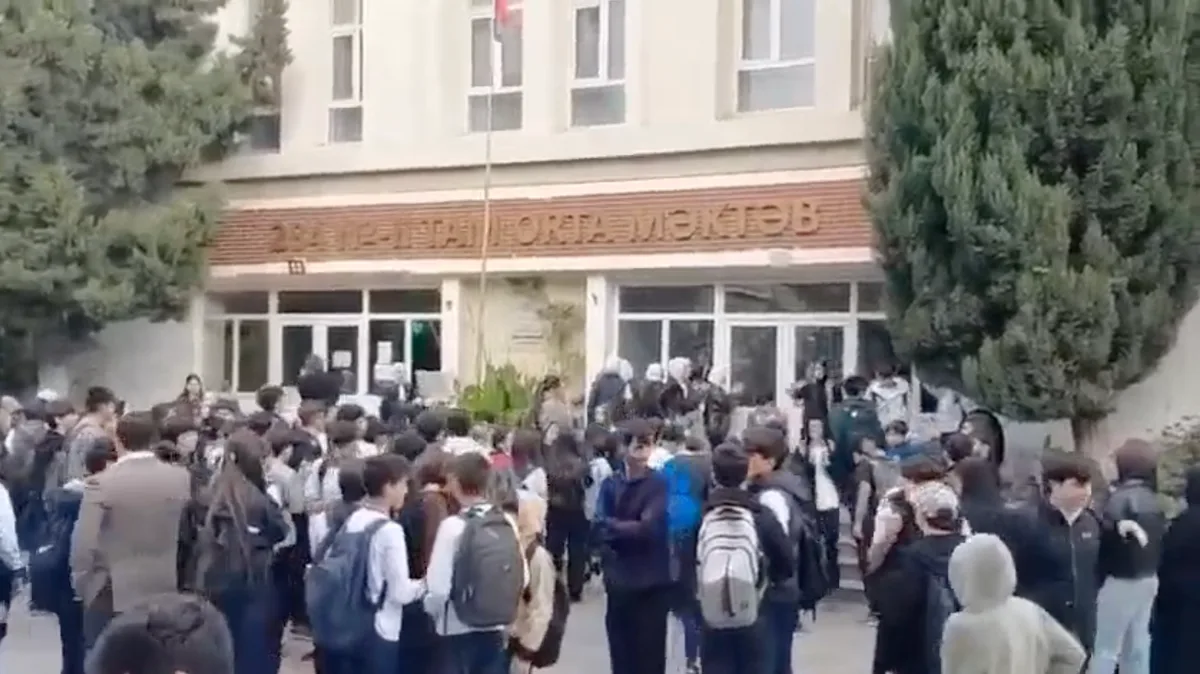Azerbaycan'daki Kıyafet Düzenlemesine Türkiye'den Tepkiler Büyüyor