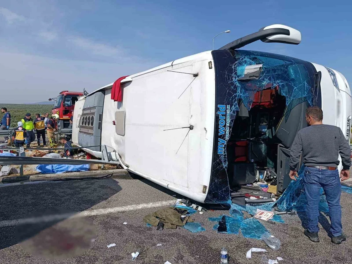 Manisa Akhisar'daki Feci Kazada 11 Kişi Hayatını Kaybetti: Kimlikler Açıklandı