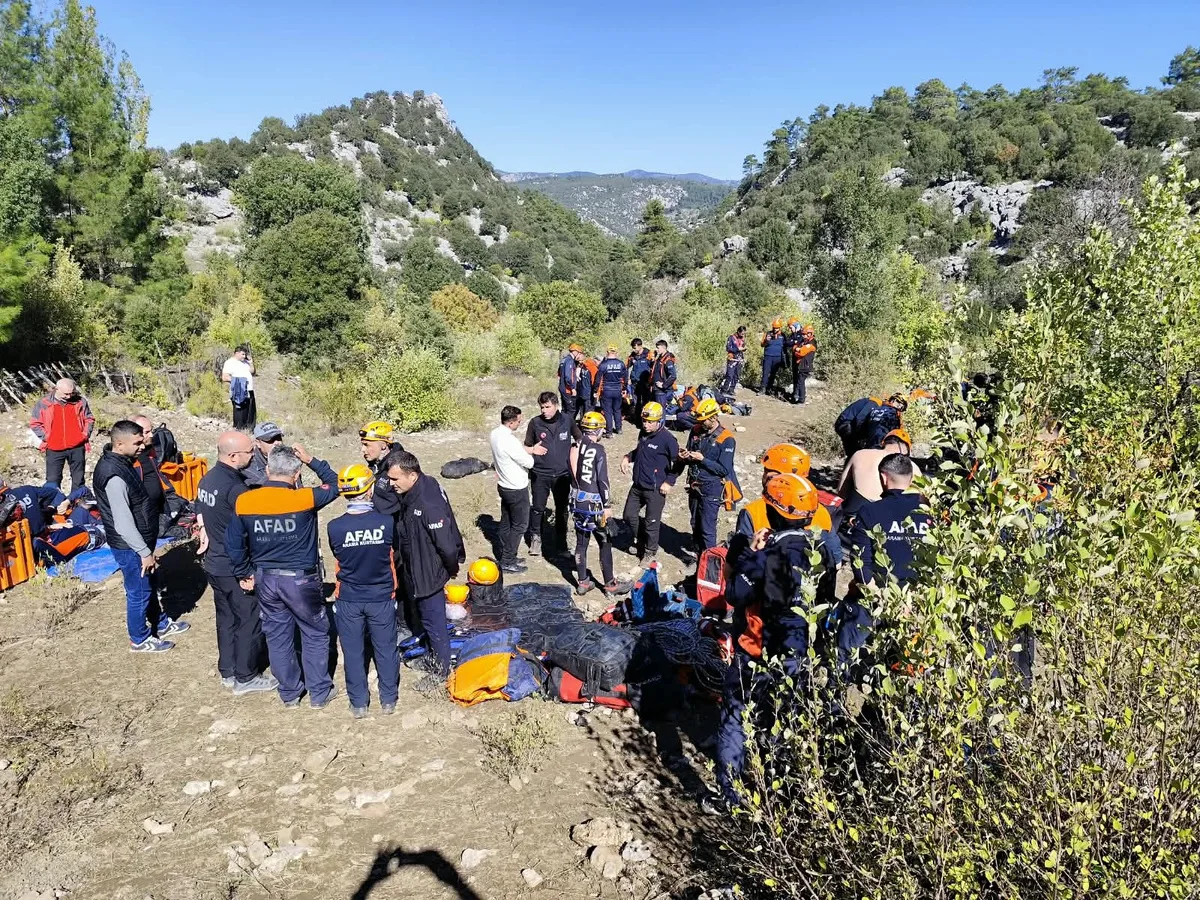 Isparta Yazılı Kanyon'da Mahsur Kalan 10 Kişi İçin Helikopter Destekli Kurtarma Operasyonu Yeniden Başladı