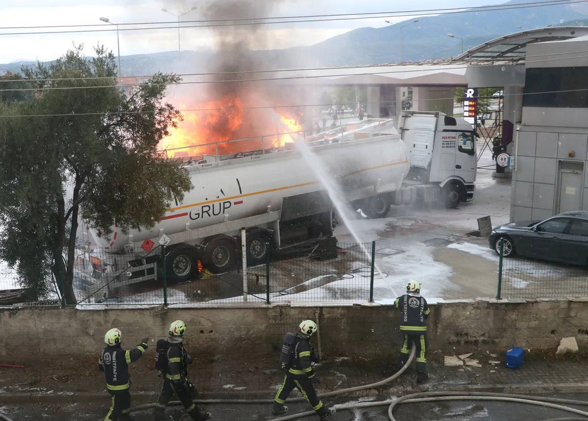 Denizli Pamukkale'de Akaryakıt İstasyonunda Tanker Yangını: Bir Yaralı