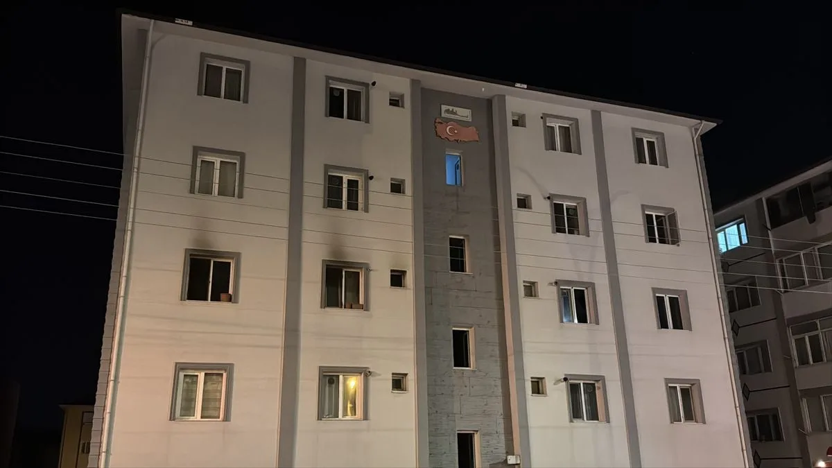 Karabük'te Apartman Dairesinde Yangın: 2 Kişi Hastaneye Kaldırıldı