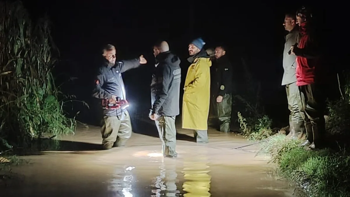 Kocaeli Gebze'de Dereye Düşen Cipten Sürücü Kurtuldu: 2 Kişi İçin Arama Çalışmaları Sürüyor