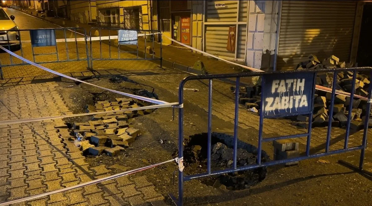 İstanbul Fatih'te Sağanak Sonrası Yol Çöktü: Kamyon ve Otomobil Çukura Düştü