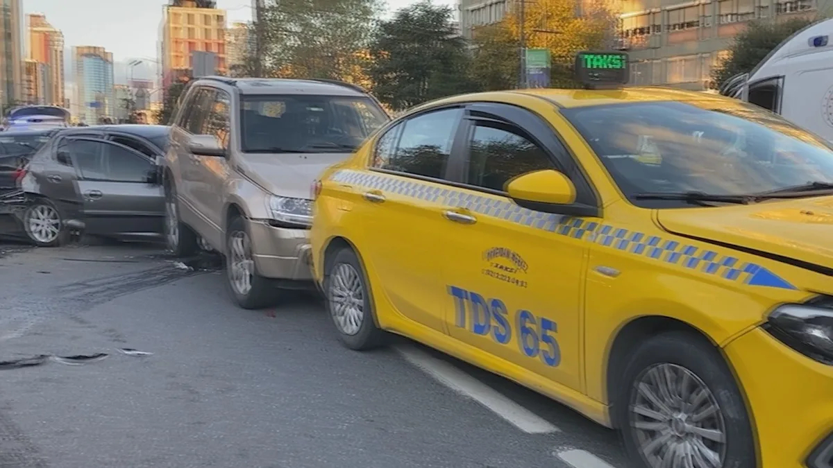 Beşiktaş Barbaros Bulvarı'nda Zincirleme Trafik Kazası: 2 Yaralı