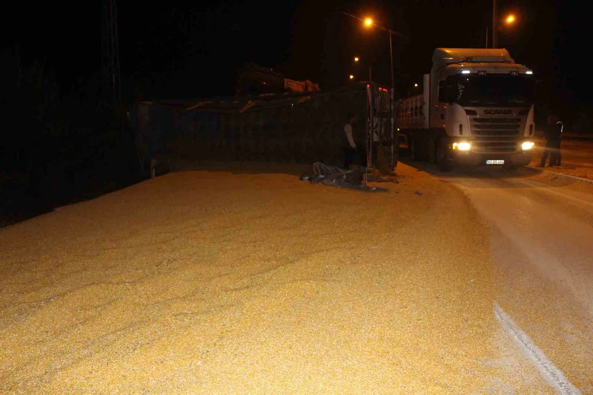 Amasya'da Su İçmek İsterken Direksiyon Hakimiyetini Kaybetti: 25 Ton Mısır Yola Saçıldı
