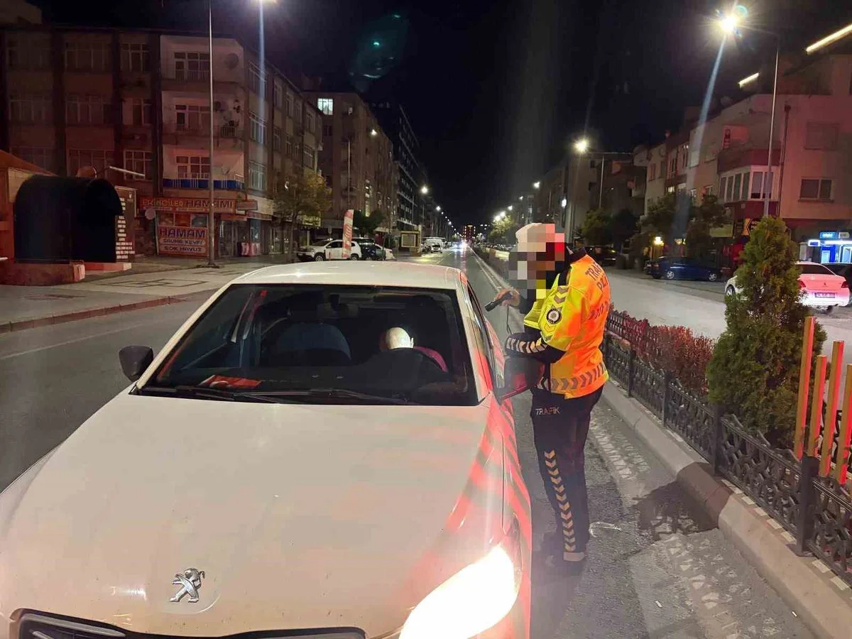 Kayseri'de Yol Ortasında Uyuyakalan Alkollü Sürücüye Ağır Ceza: Ehliyetine El Konuldu