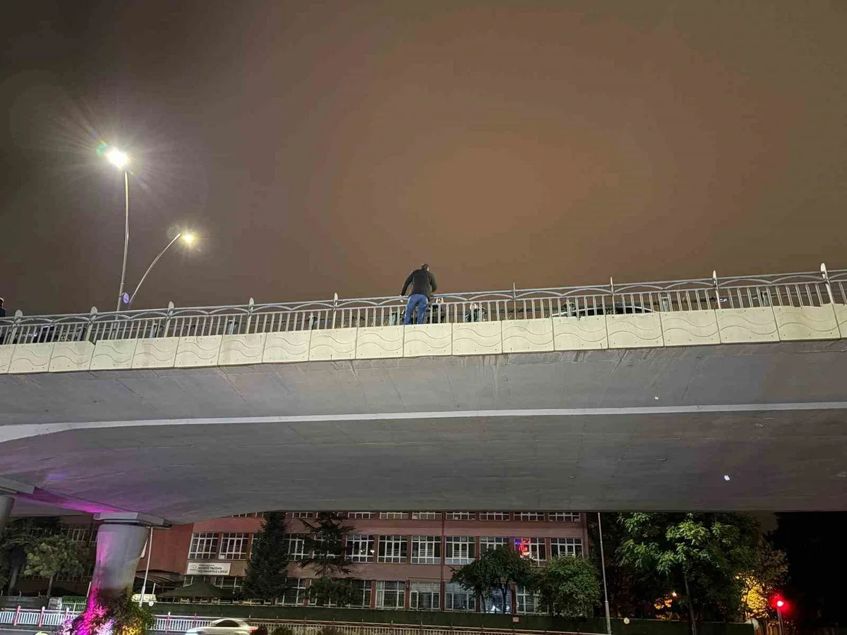 Kayseri Kocasinan'da Köprüye Çıkan Şahıs Polis Ekiplerinin Bir Saatlik İkna Çalışmasıyla Kurtarıldı