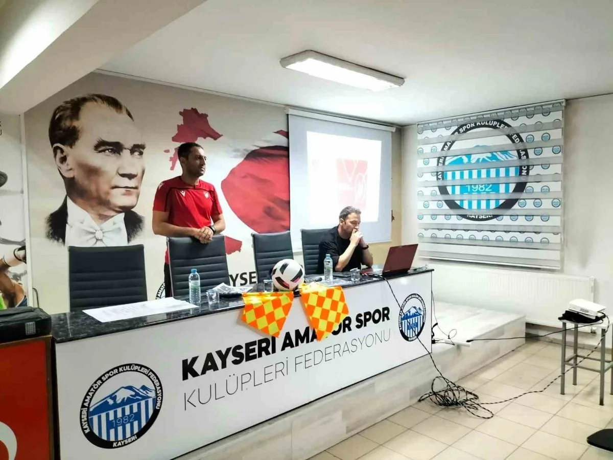 Kayseri'de Amatör Futbol Kulüplerine Yeni Sezon Öncesi Oyun Kuralları Eğitimi Verildi