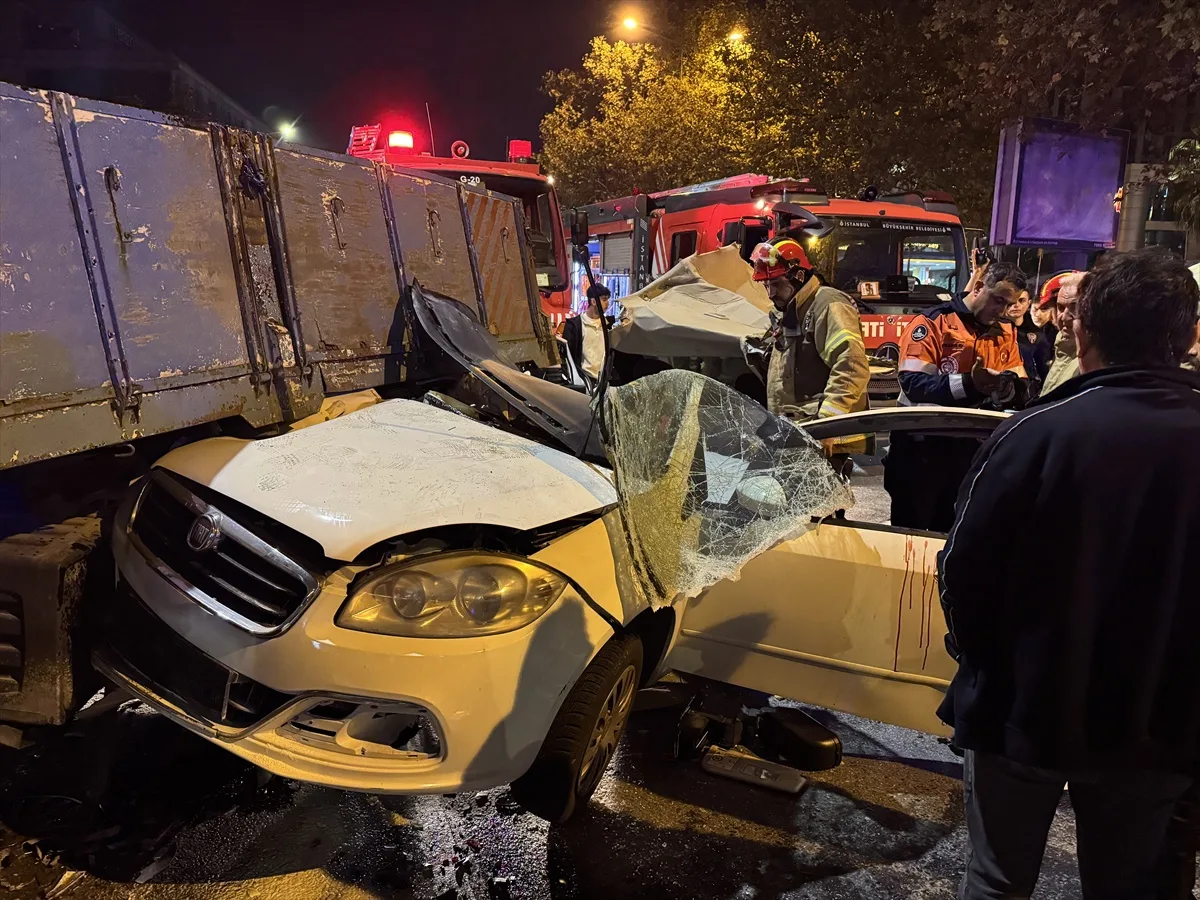Beyoğlu'nda Zincirleme Trafik Kazası: Otomobilde Sıkışan 3 Kişi İtfaiye Tarafından Kurtarıldı