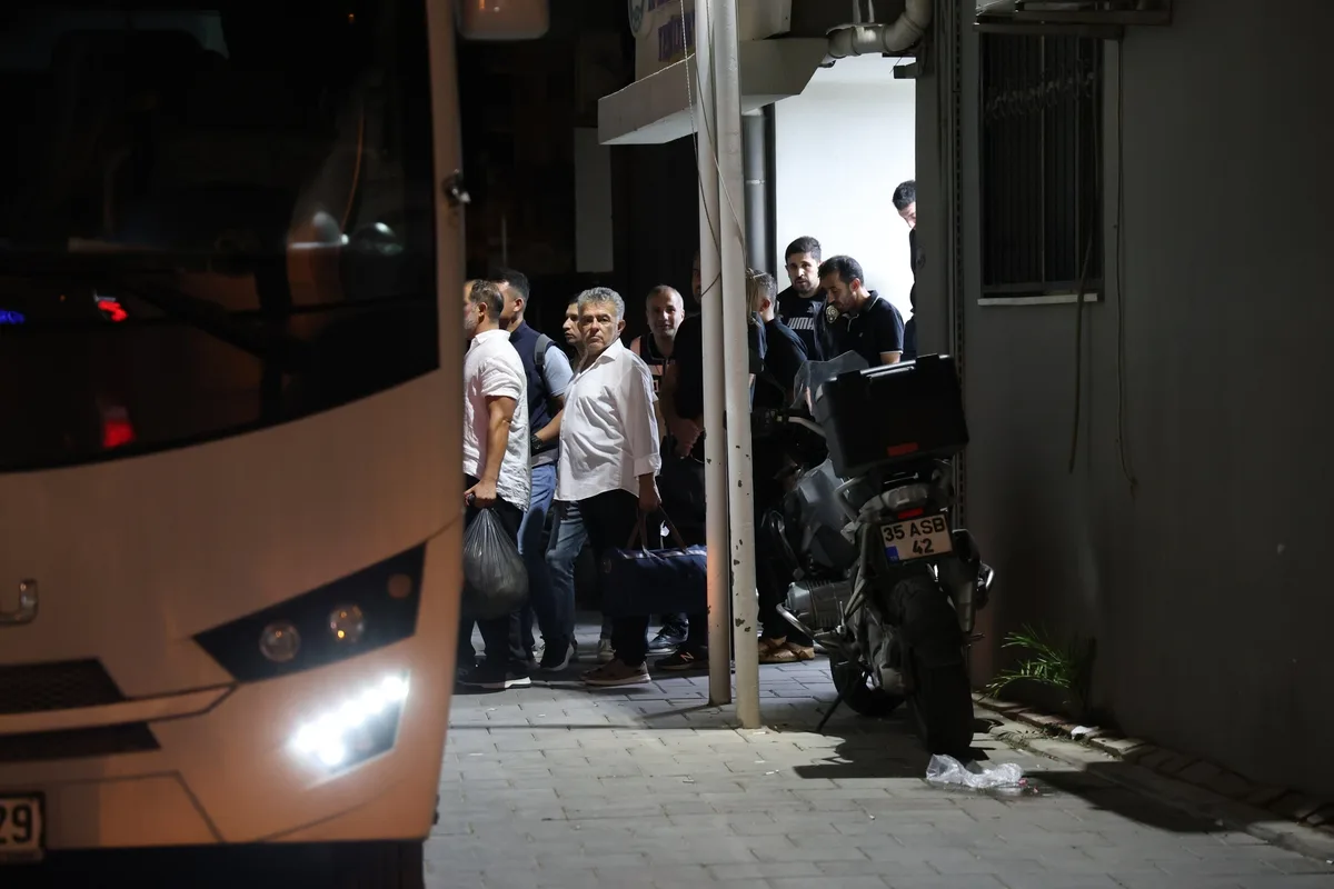 Seferihisar Belediyesi'ne Yönelik Rüşvet Operasyonu: 47 Şüpheli Adliyeye Sevk Edildi