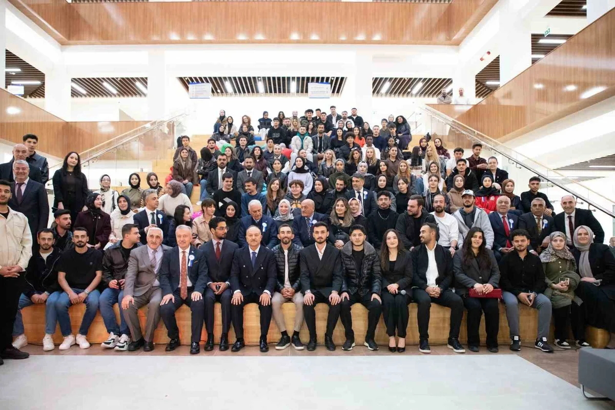 Binali Yıldırım'dan Erzincan Binali Yıldırım Üniversitesi'ne 4 Elektrikli Otobüs Müjdesi