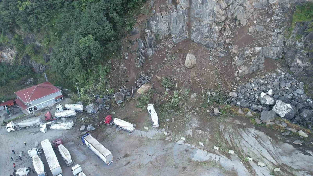 Artvin Hopa'da Heyelan Felaketi: Esenkıyı Tır Parkı'nda 1 Can Kaybı ve Büyük Hasar