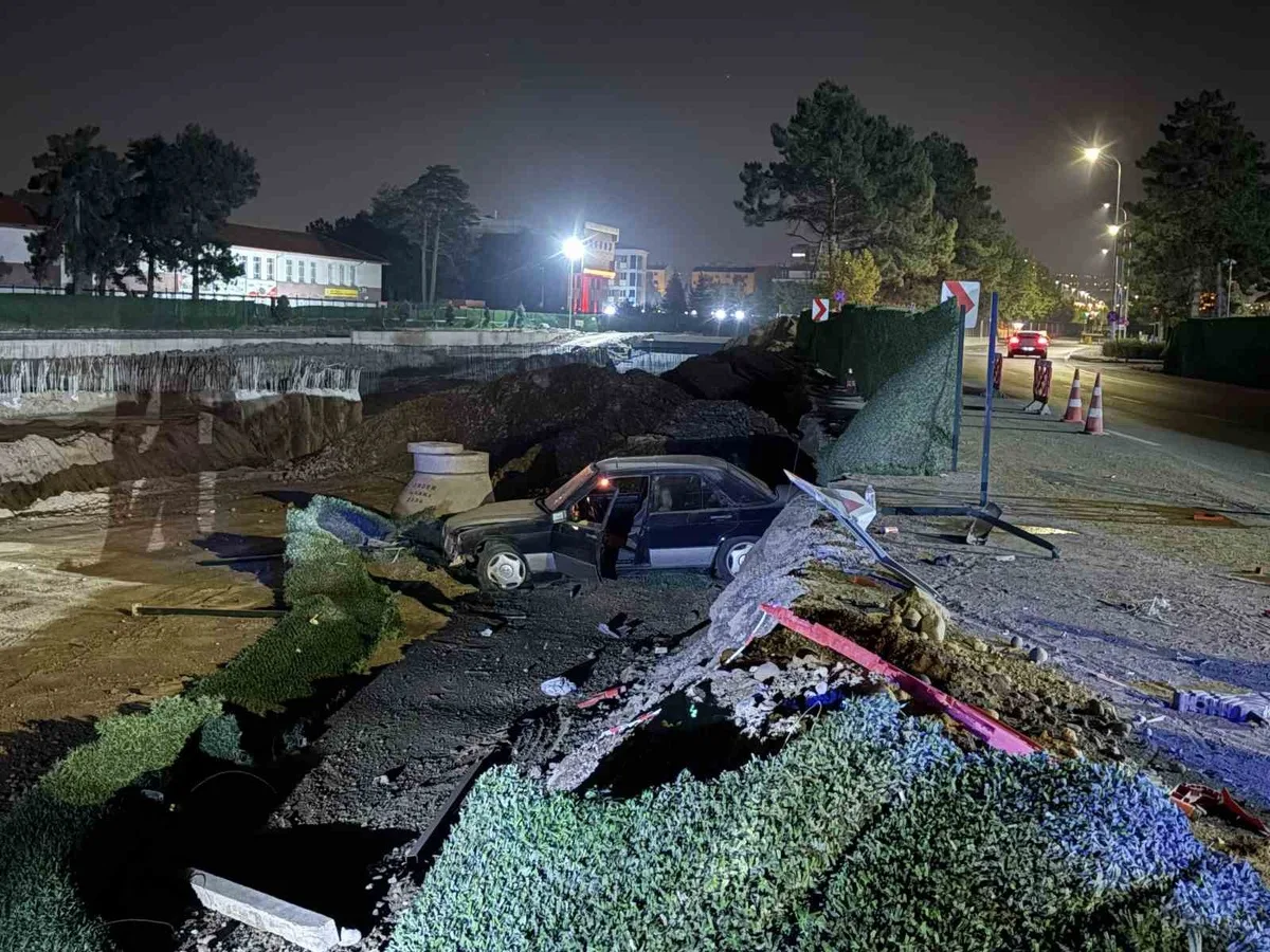 Kayseri Melikgazi'de Alkollü Sürücünün Otomobili Şantiyeye Uçtu: 25 Bin TL Ceza