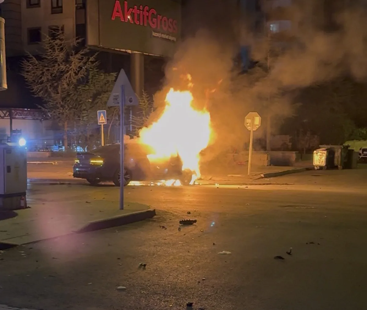 Kayseri Talas’ta Trafik Kazası: Otomobil Ağaca Çarptıktan Sonra Alev Aldı, 2 Yaralı