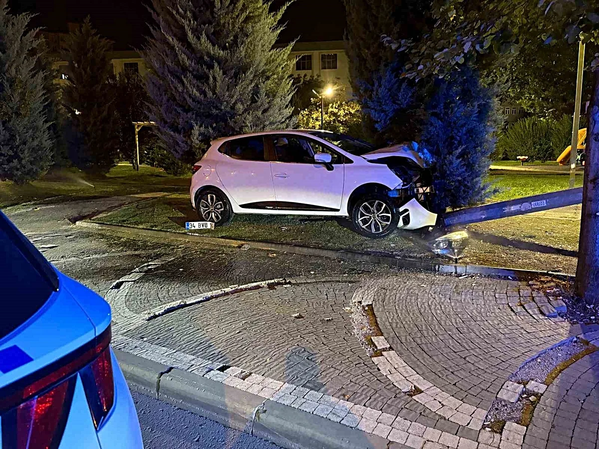 Kayseri Talas'ta Trafik Kazası: Kontrolden Çıkan Otomobil Elektrik Direğine Çarptı