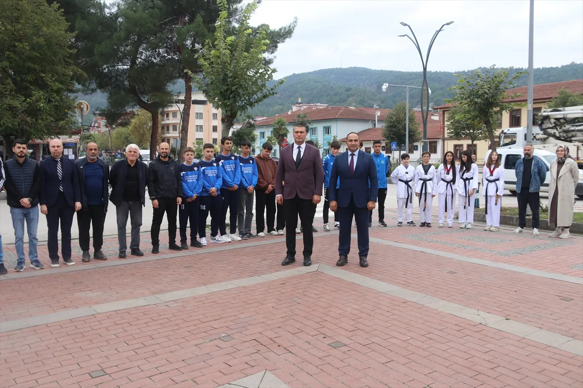 Amasya Taşova'da Amatör Spor Haftası Çelenk Sunma Töreni ile Başladı