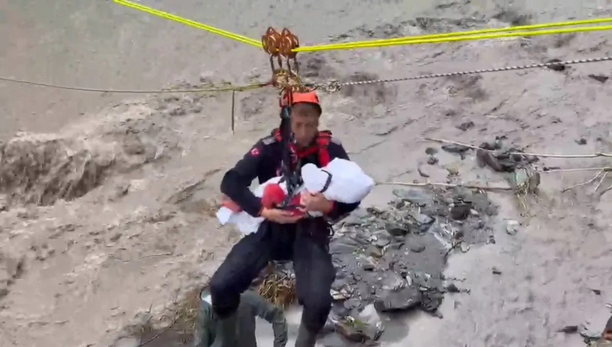 Sapanca'da Sel Felaketinde Kurtarılan 8 Aylık Bebeği AFAD Amiri Ninniyle Uyuttu