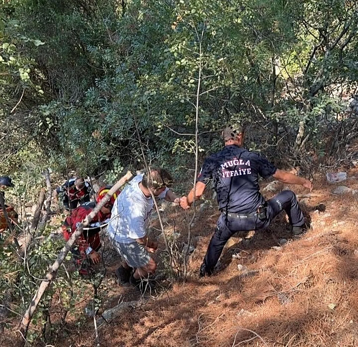 Muğla Menteşe'de Trafik Kazası: Uçuruma Yuvarlanan Otomobilin Sürücüsü Yaralandı