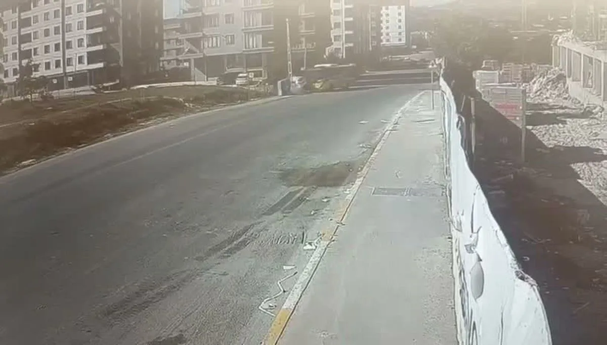 Sultanbeyli'de Otomobil ile İETT Otobüsü Çarpıştı: Biri Bebek 4 Kişi Yaralandı